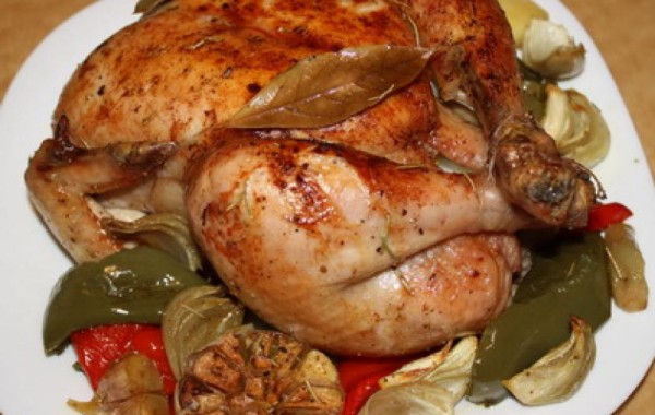 Курица, запеченная в духовке с хрустящей корочкой с зеленью и чесноком