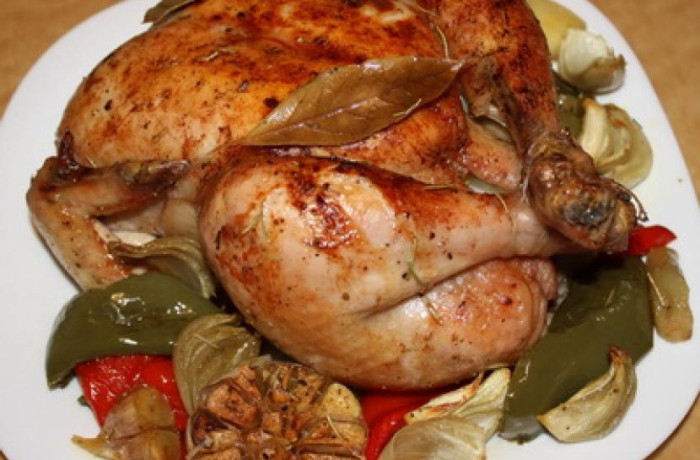 Курица, запеченная в духовке с хрустящей корочкой с зеленью и чесноком